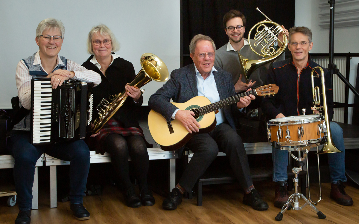 Instrumente für alle: Karin und Winfried Wohlfeld von der Berliner „Stiftung am Grunewald“ (Zweite und Dritter von links) brachten viel Geld mit nach Prien. Darüber freuten sich (von links) Brigitte Buckl, Franz Anton Peter und Tilo Heinrich von der Musikschule. (Foto: Berger)